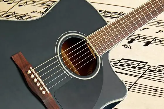 Gitar ve nota kağıdı üzerinde.