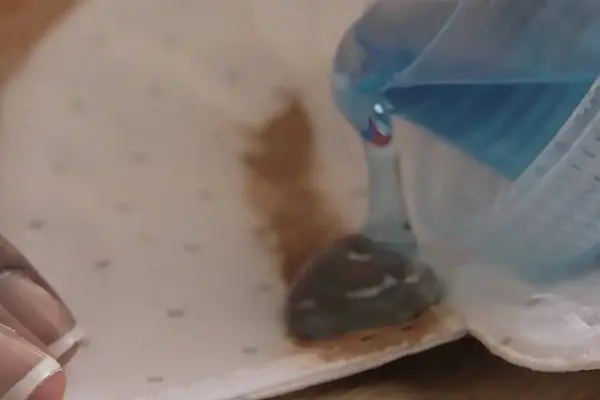 Leke tutmuş bir tabağın üzerine dökülen bir deterjan.