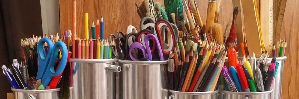 Kalem, makas ve fırçaların düzenlenmiş olduğu metal kutular.