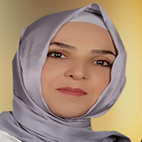Gri başörtüsü takan kadın portresi.