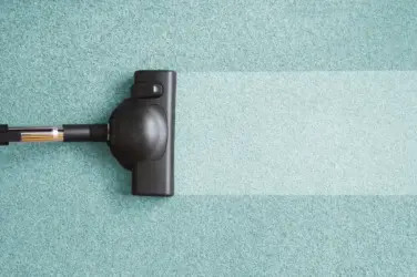 Elektrikli süpürgenin halı üzerinde temizlik yaptığı bir alan.