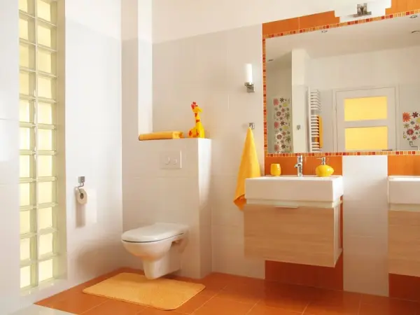 Modern ve sade dekore edilmiş temiz bir banyo içi görüntüsü.