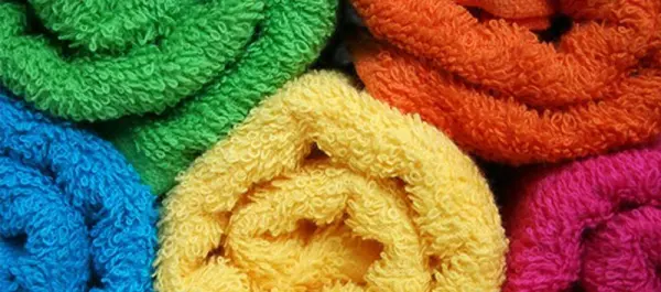 Renkli mikrofiber temizlik bezleri.