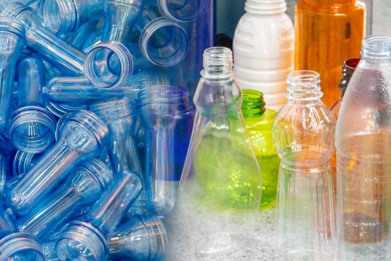 Çeşitli renklerde plastik şişeler ve kapaklar.