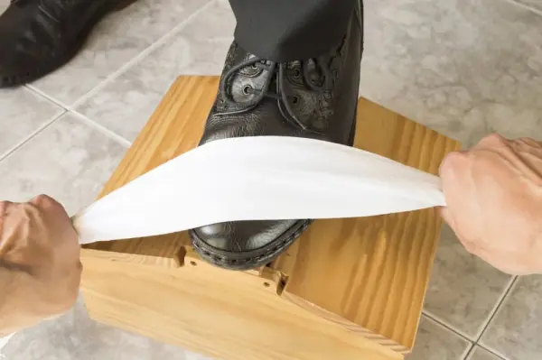 Bir kişi ayakkabı boyarken.