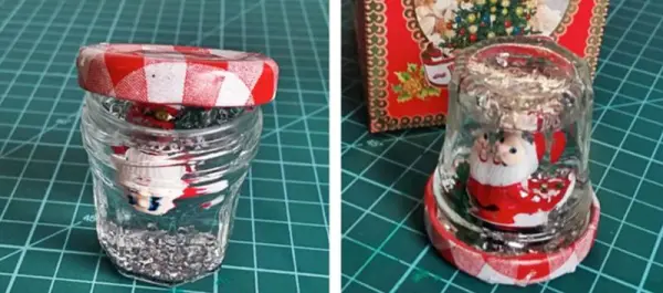 Kırmızı-beyaz kareli kapaklı bir kavanoz ve içinde Noel Baba figürü olan bir kar küresi.