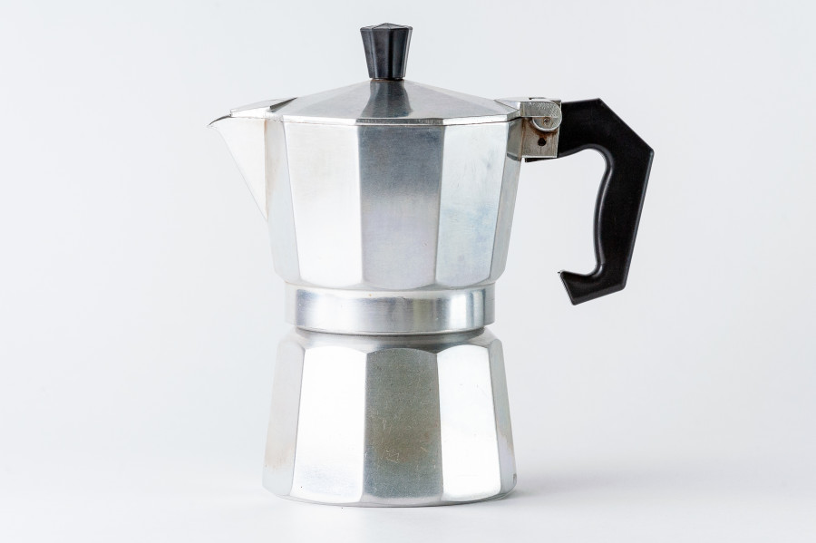Gümüş renkli moka pot.