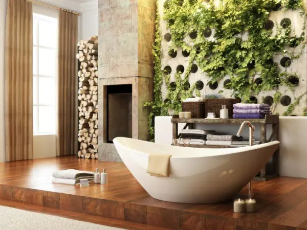 Modern tasarımlı bir banyo; oval küvet, duvarda bitki dekorasyonu ve havluların düzenlendiği bir raf.