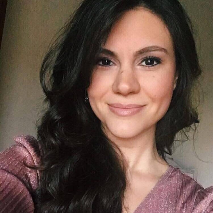 Gülümseyen bir kadın portresi.