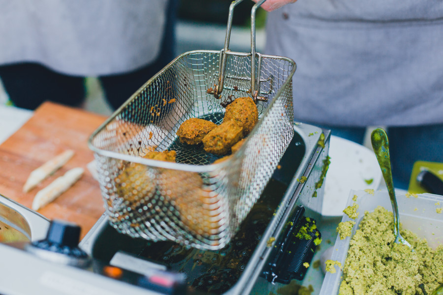 Kızartma tezgahında falafel kızartılıyor.