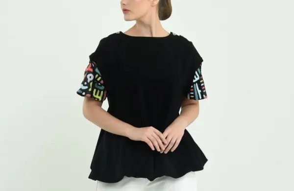 Siyah kısa kollu bluz giymiş kadın modelin üst beden görünümü.
